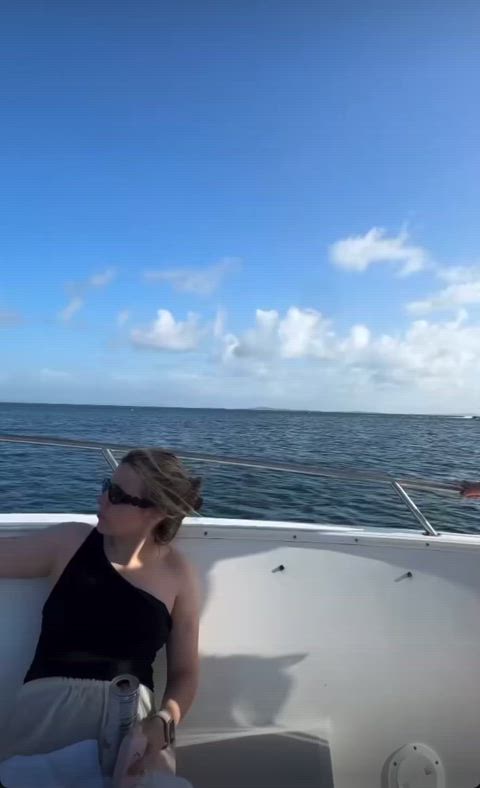 Ari en bikini en PR