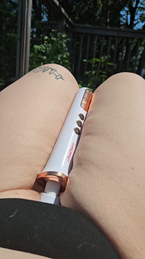 Getting all the pleasure out of the beautiful day ☀️🤤