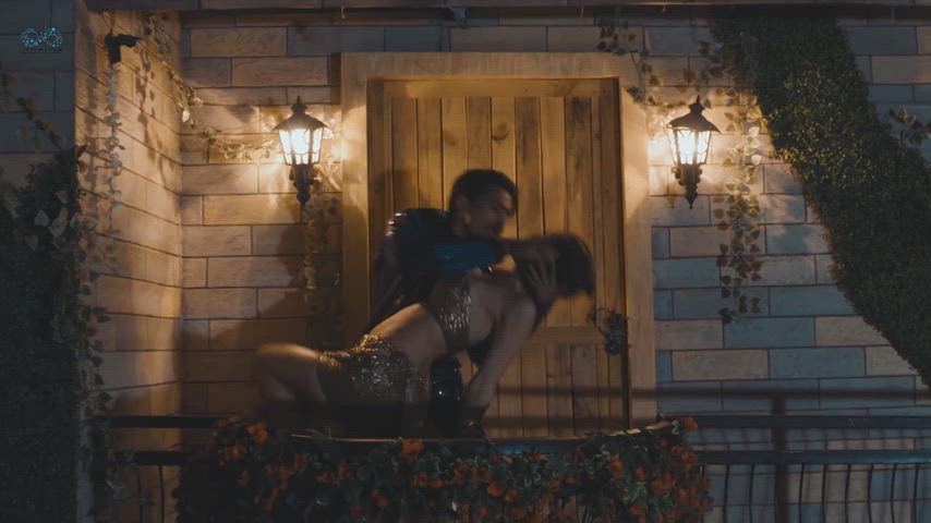 Amy Aela hot navel and body thoroughly enjoyed in music video