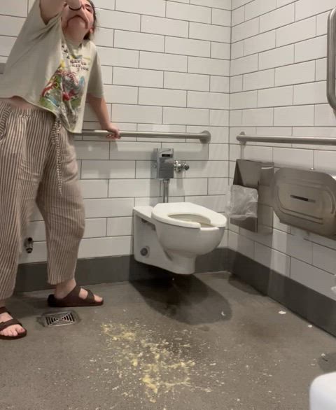 Covering as much surface area as possible while emptying my stomach.. 😇🤷🏽‍♀️🙃