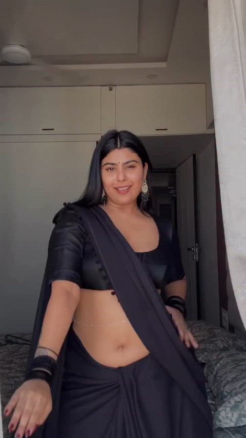 How is this hottie? Look At That Belly👅👄