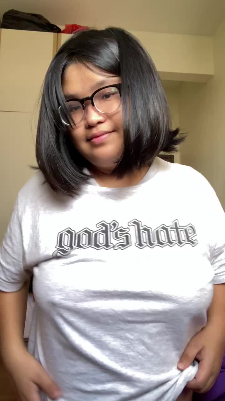 An asian woman attempt @ a titty drop🤓