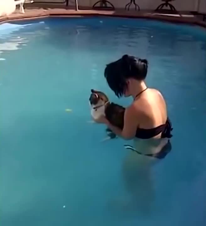 Cute girl loves playing with her wet pussy!