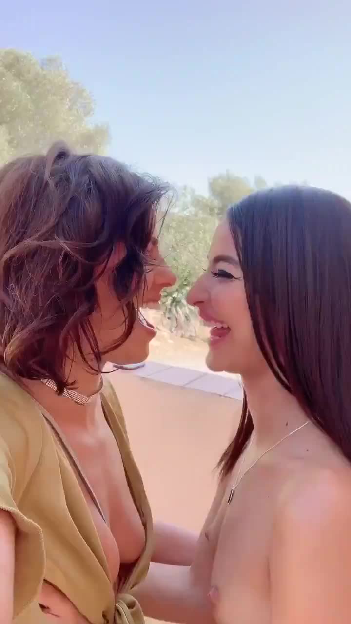 Adriana & Emily Willis