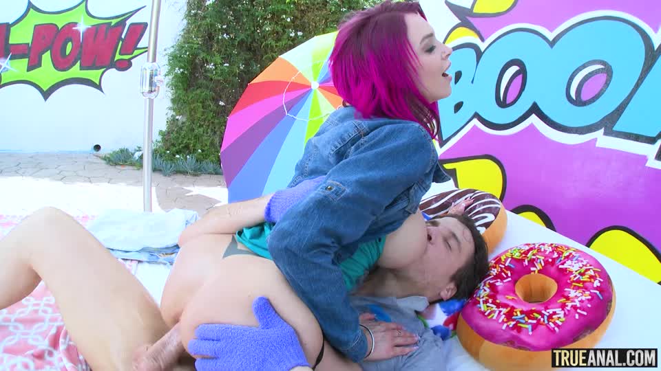 Anna Bell Peaks Refusing To Let Go Of Mike