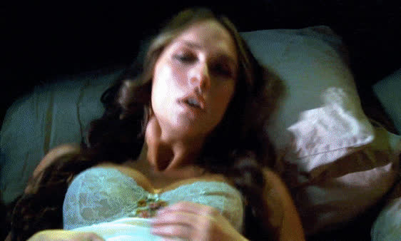 Jennifer love Hewitt always looked tempting