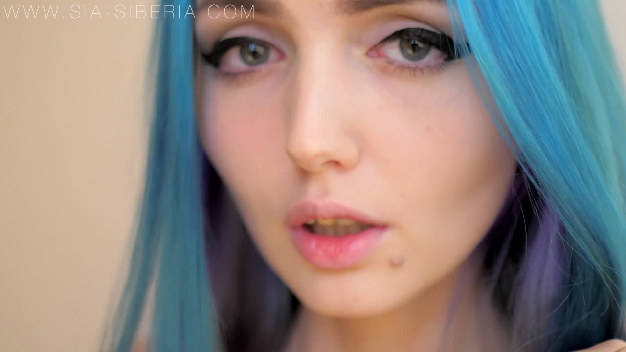 Roots are jacked up, but I like her hair