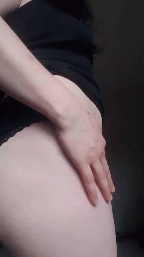 A very shy panty and sideboob drop