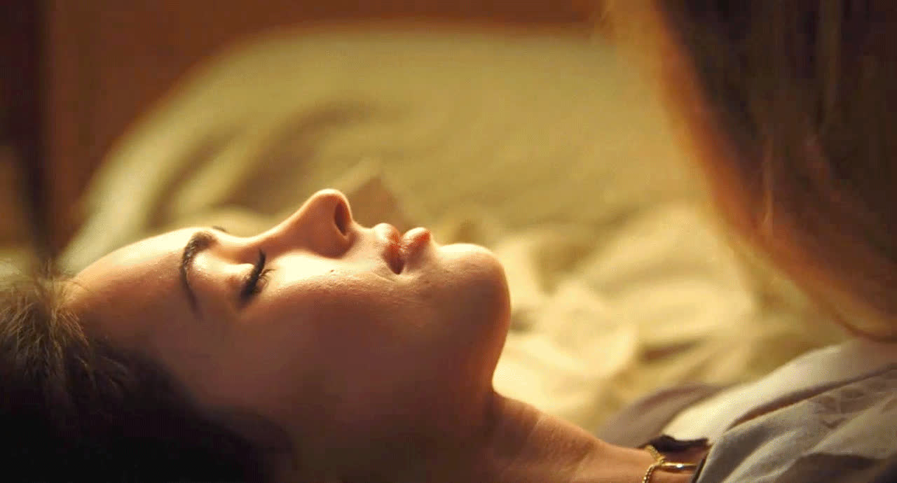Megan Fox and Amanda Seyfried make-out in Jennifer's Body