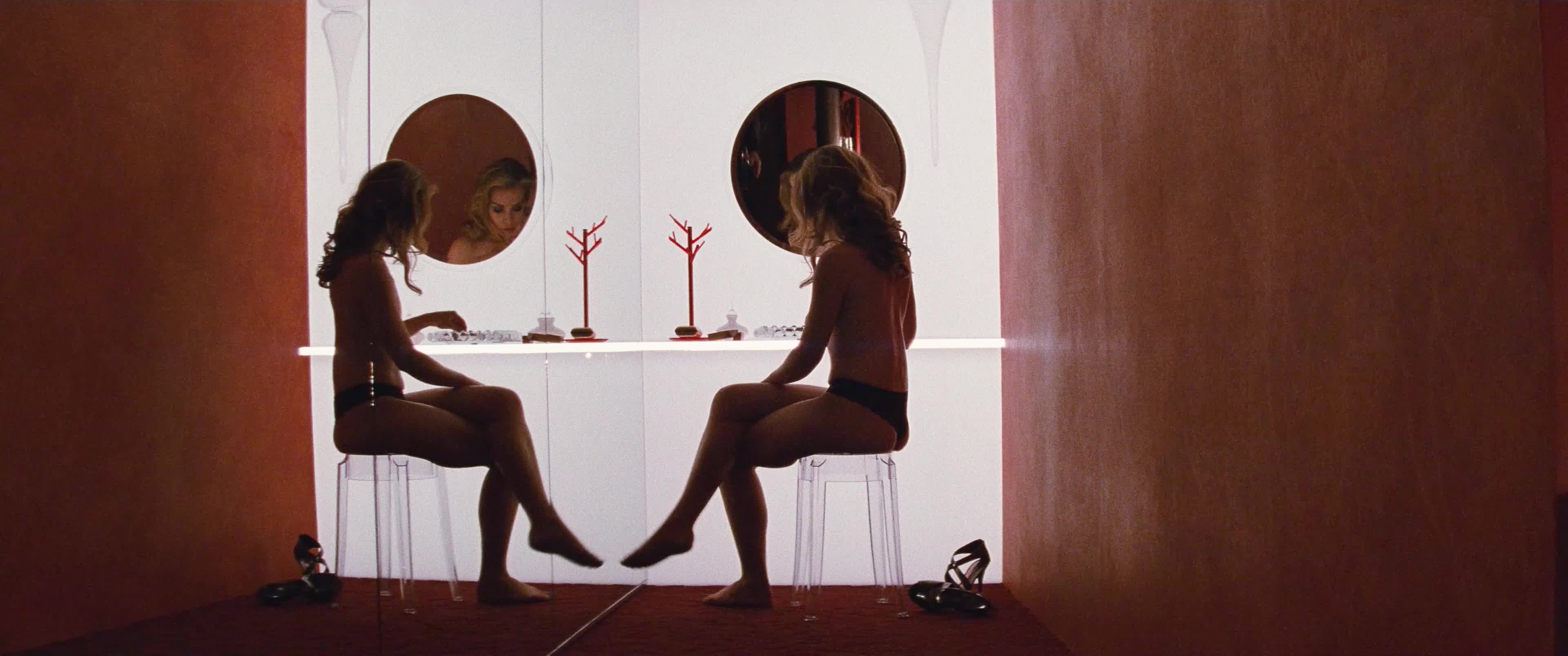 Piper Perabo's perky tits in Looper