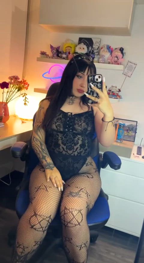 goth fit and wide hips