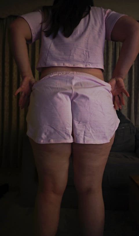 Wifebutt round ass reveal