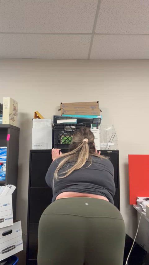 A little office slut moment on a Monday afternoon 🍑