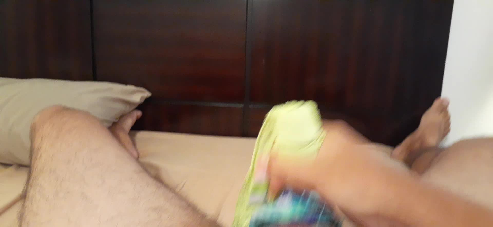 Trying to post a gif from redgifs, ifanyone knows how to make them autoplay let me know