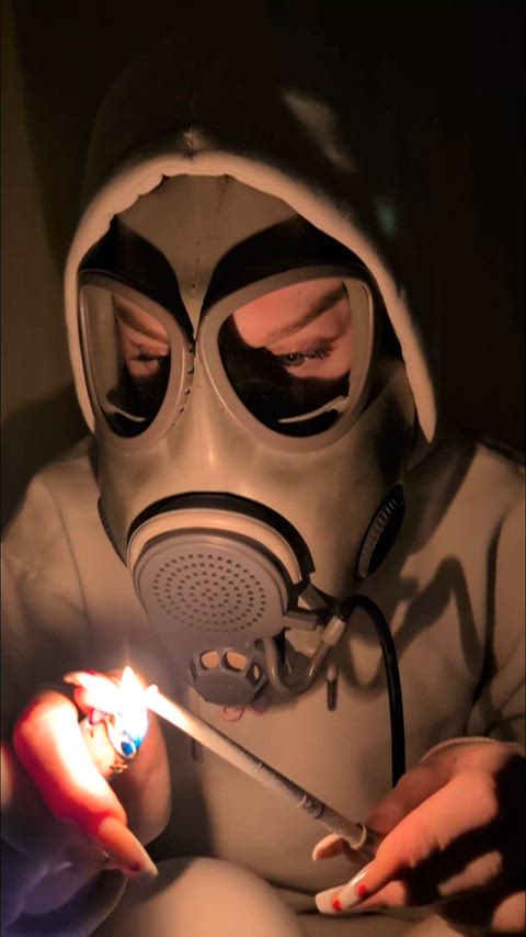 The pet smokes a 100s slim and wears a gas mask thumbnail