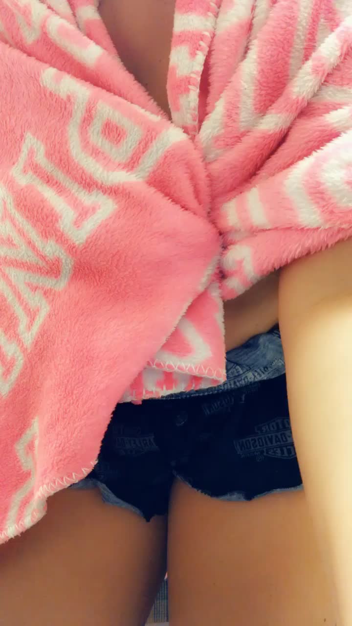 Break up with your girlfriend ya ya cuz i’m bored 🎵🤭