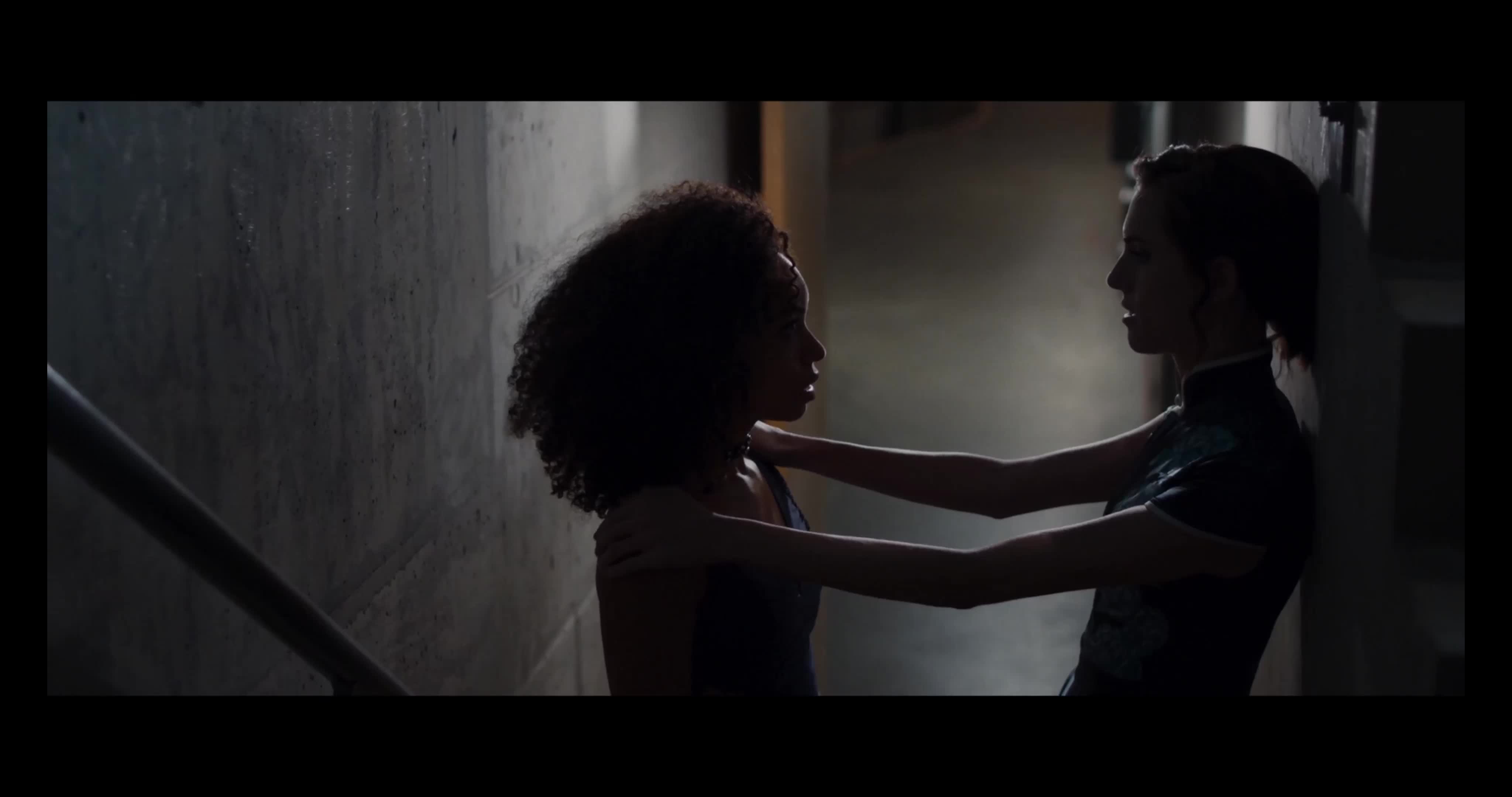 Allison Williams & Logan Browing hot lesbian scene