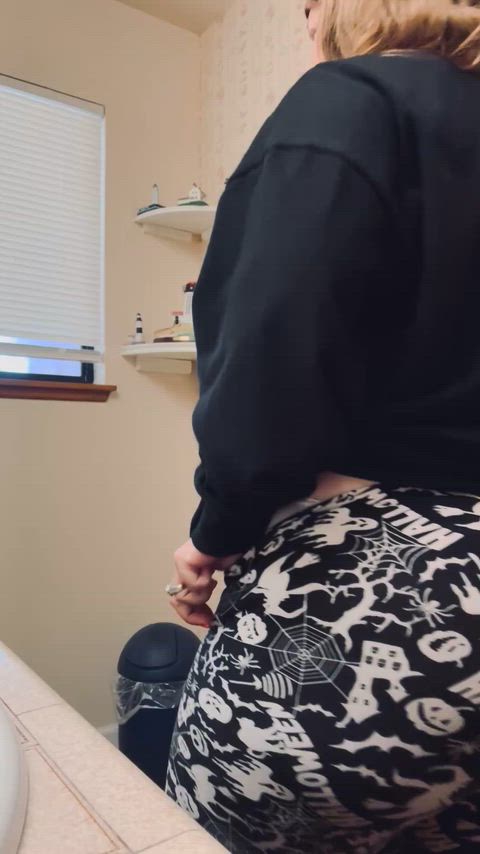 I love knowing farts from my 52yr old ass make your dick twitch like crazy 😝 🥵