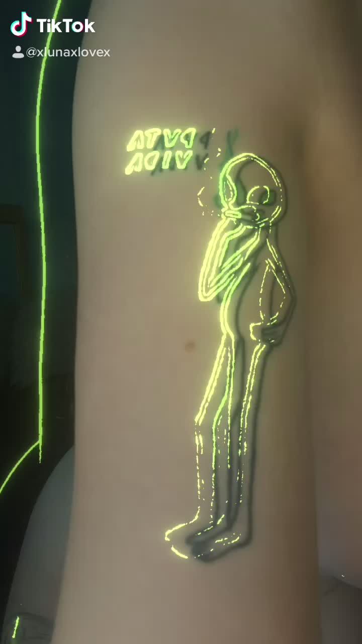 Finally used the neon shadow filter to show off my body 🙊