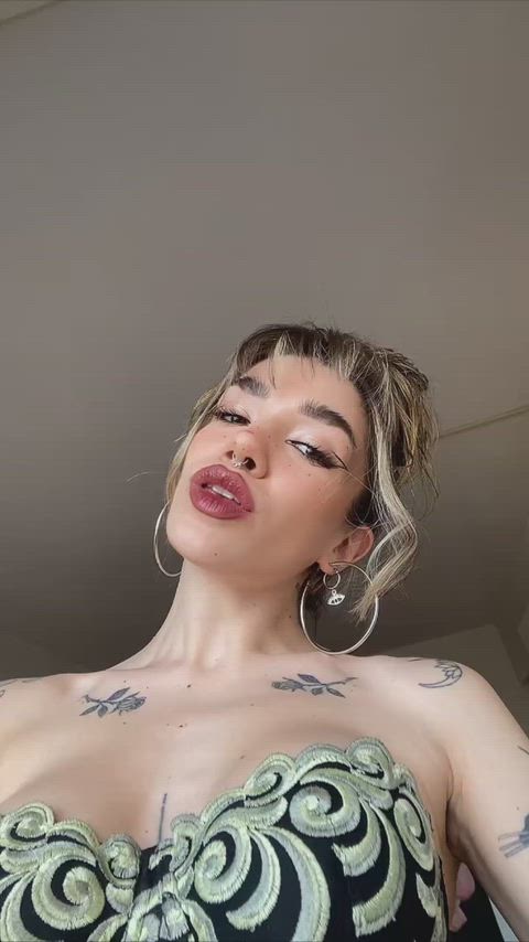 Si me ves bonita, solo dime tu (Edad) y te enviaré tu regalo anticipado de Navidad de inmediato.