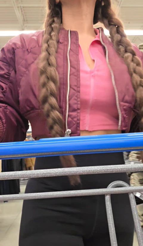 Tittie flash in the grocery store.