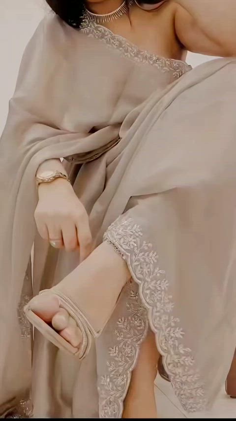 Caught fixing my saree, but secretly I’m undoing your patience 👀😈