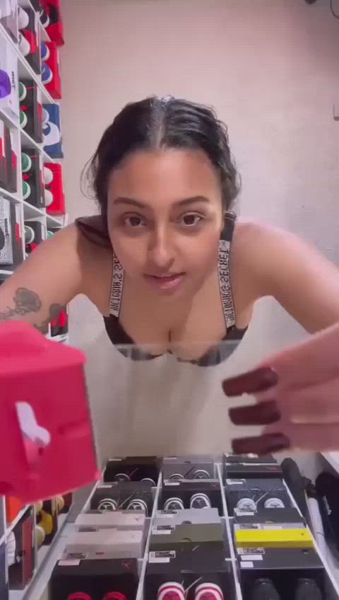 I love fun-loving girls like these, whos she ?