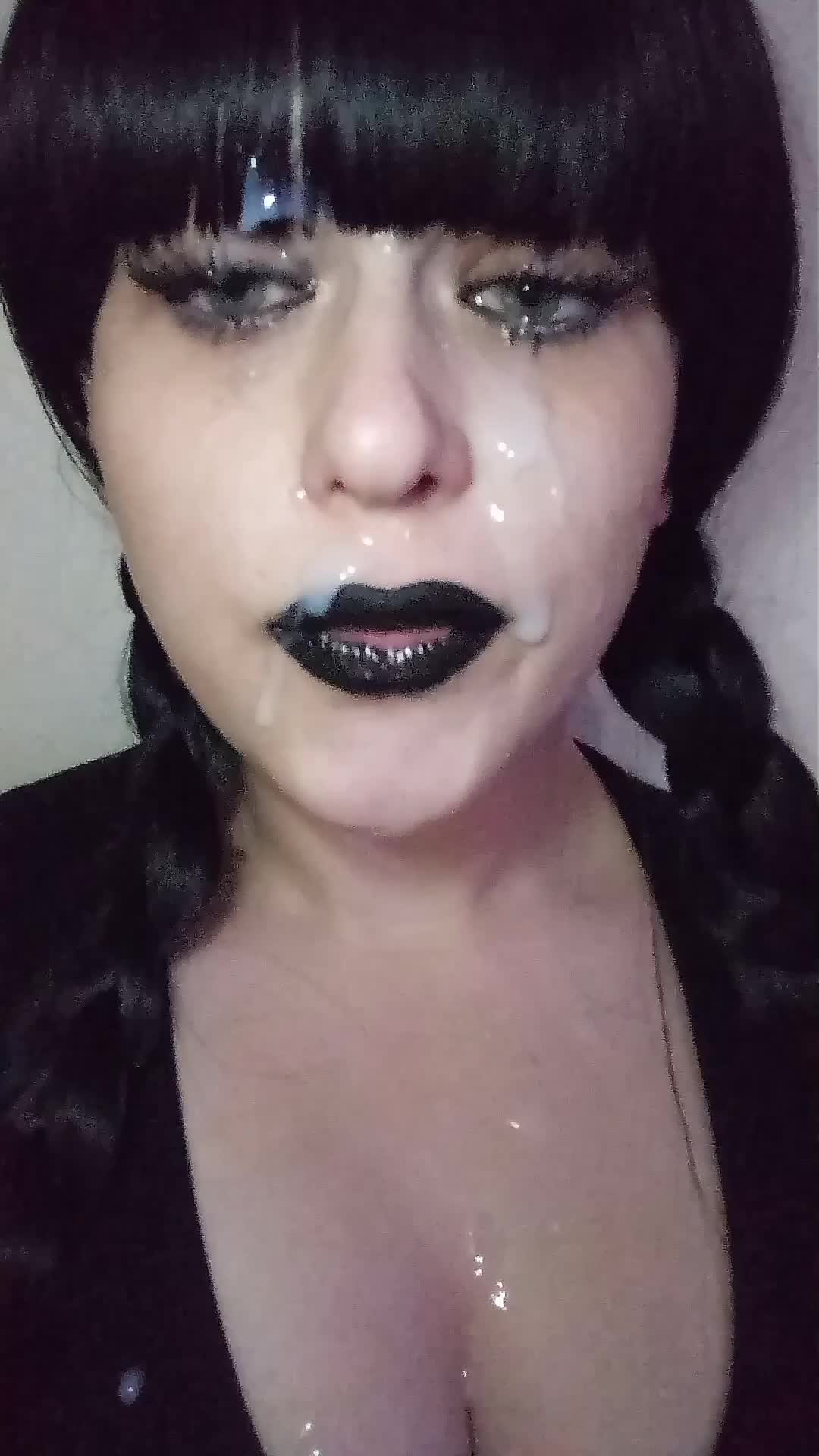 Don't you wanna take me home for the holidays to meet your family? I'm sure your mom will love me 😏🖤