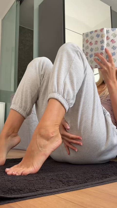 Reading was so good I peed in my joggers... full vid: https://fansly.com/Sophiababe/t6 <3 thumbnail