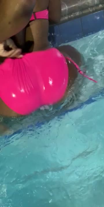 she shaking it for daddy. 😉