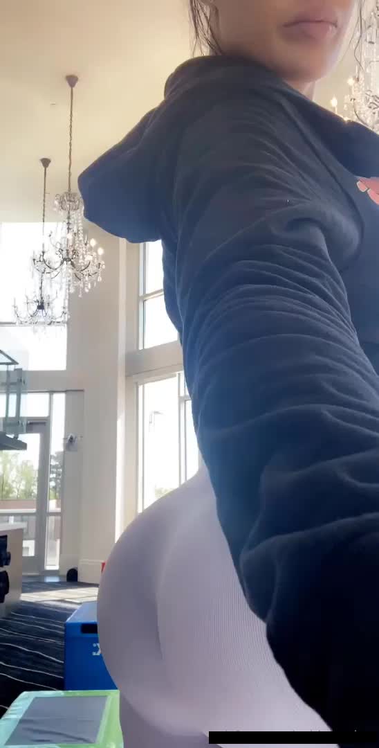 huge jiggling ass