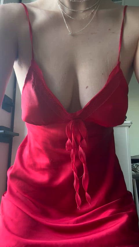 this needy slut can’t stop taking out her tits and pussy 🙈