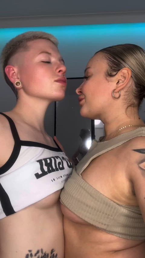 Such hot kisses from hot chicks