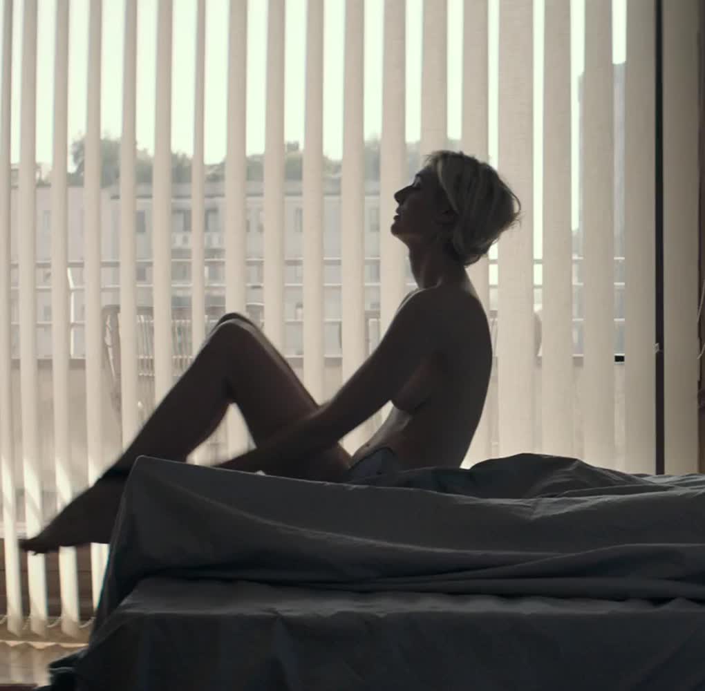 Elizabeth Debicki in 'The Burnt Orange Heresy'