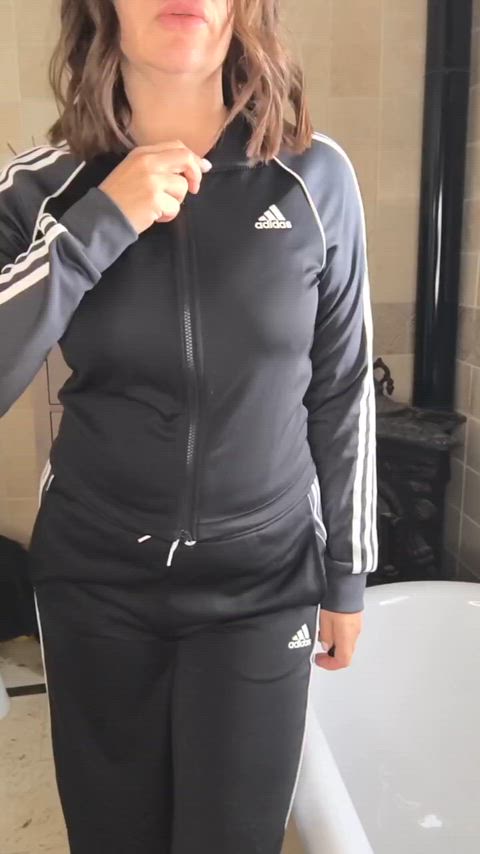 Come with me to the gym, but must contain yourself when my cleavage gets sweaty under my tracksuit top