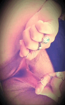 Big pinks lips that dangle and shake
