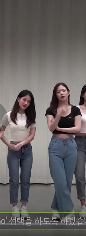 Fromis_9 - Seoyeon feeling up Chaeyoung