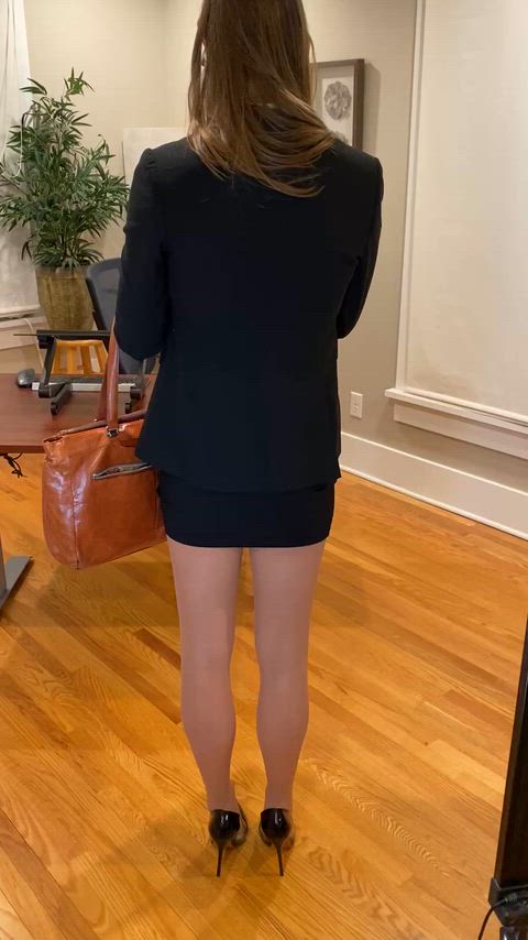 Wearing these seamless pantyhose to the office sure does get me a lot of attention ❤️