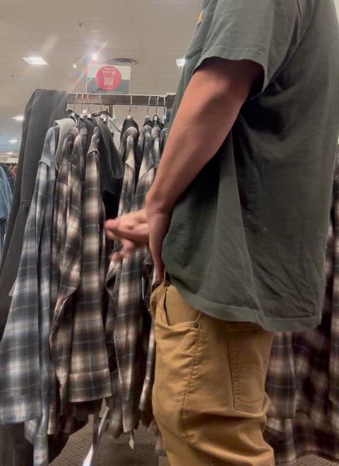 Cumming at the mall