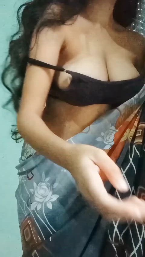 Is this correct way to wear a saree 👻