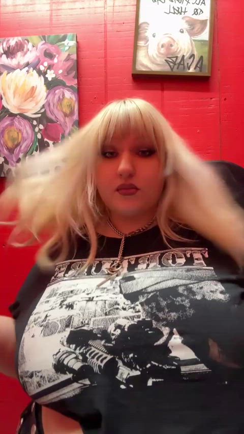 Hard to get my huge tits in frame 🖤😉🍈🍈