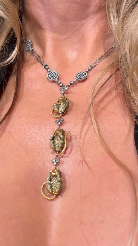 Heidi Klum flexing her gifts