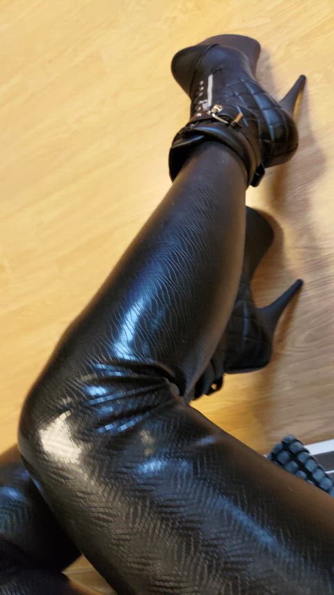 In my latexleggings