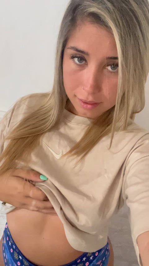 Stehst du auf meine Titten oder meinen Arsch, wenn ich mich vorbeuge?