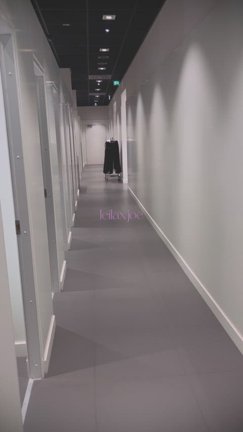 5′3″ Girl cumming in the changing room