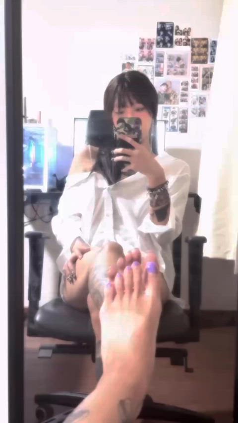 are you gonna lick my feet or just keep on watching