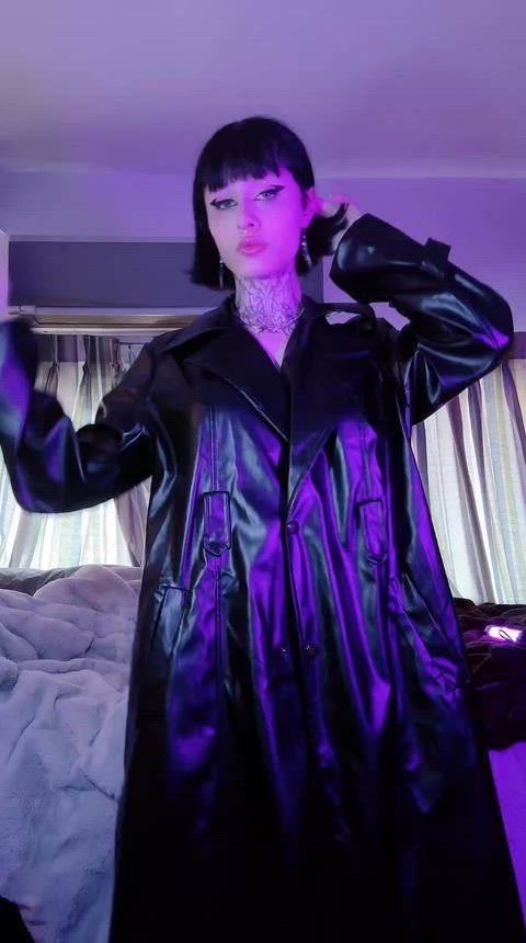 Goth GF has a hot treat..