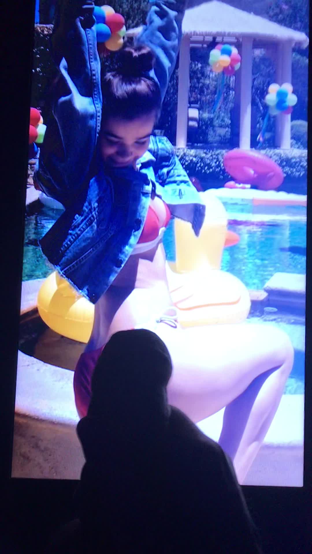 Hailee Steinfeld Cumtribute