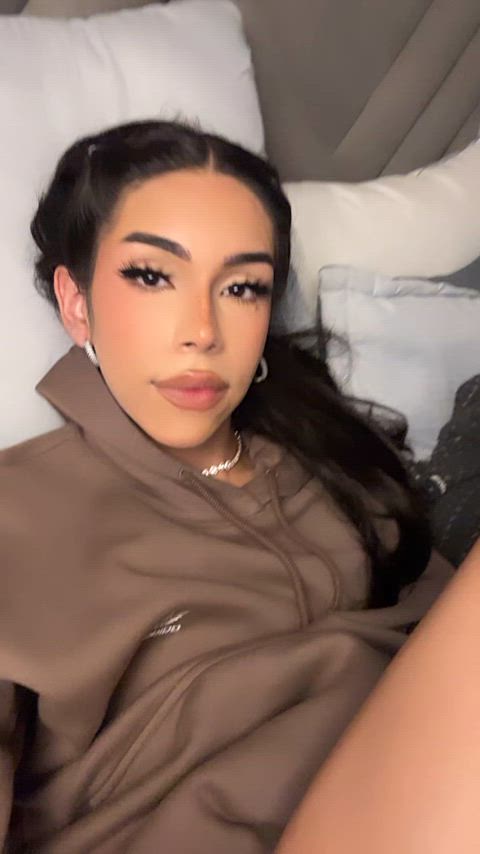 this is how i wait u in bed