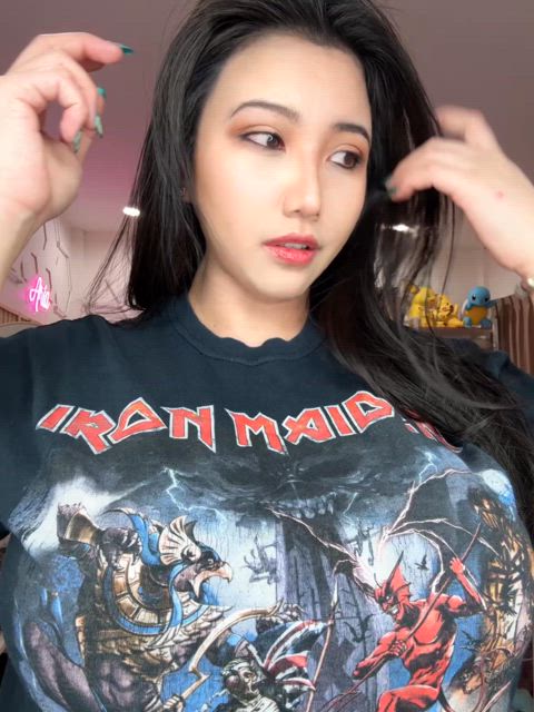 I’m the type of girl that shows my tits at a concert